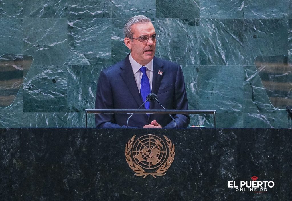 Presidente Luis Abinader en un podio durante un foro internacional