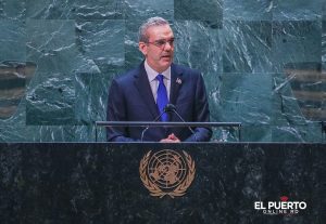 Presidente Luis Abinader en un podio durante un foro internacional
