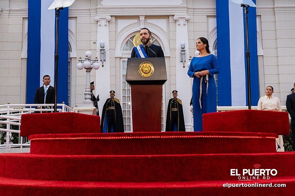 El presidente de El Salvador, Nayib Bukele, durante un discurso oficial con la banda presidencial