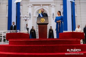 El presidente de El Salvador, Nayib Bukele, durante un discurso oficial con la banda presidencial