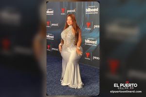Gracie Bon con su vestido plateado de cristales en la alfombra azul de los Premios Billboard de la Música Latina 2026 en Miami