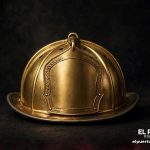 Casco de bombero dorado con cinta negra de luto