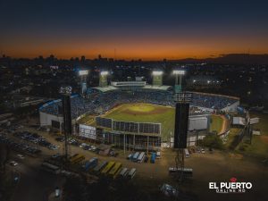 Vista aérea nocturna del Estadio Quisqueya Juan Marichal en Santo Domingo, sede de la jornada inaugural de la temporada 2026-2027 de la LIDOM.