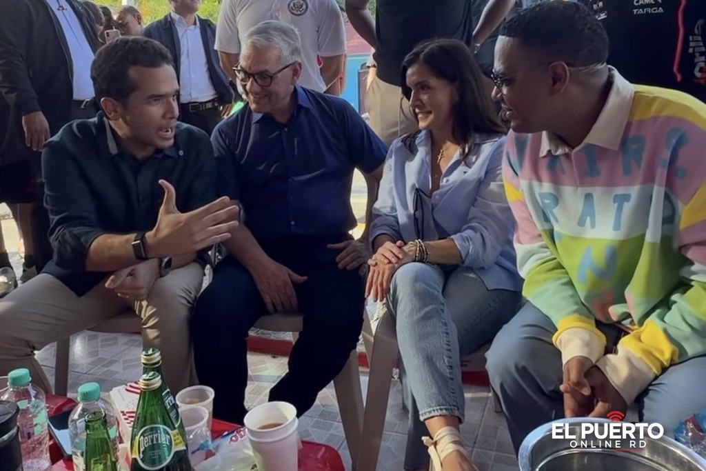 Santiago Matías (Alofoke), Gonzalo Castillo, Omar Fernández y la embajadora Leah Campos en Baní