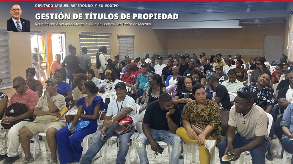 Diputado Miguel Arredondo y su equipo en reunión sobre títulos de propiedad en el Club de Leones de San Pedro de Macorís