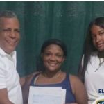 Juan Pacheco Mejía, director de la Junta Distrital de El Puerto, entrega un cheque a María Trinidad Moreno (Trini), acompañados de la tesorera Michelle Ramírez