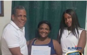 Juan Pacheco Mejía, director de la Junta Distrital de El Puerto, entrega un cheque a María Trinidad Moreno (Trini), acompañados de la tesorera Michelle Ramírez